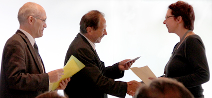 Sabine KAESSMEYER, winner of the Zietzschmann-Preuss Award 2010, is congratulated by Prof. P. Simoens 
							(President of the Board of Trustees of the Prize) and Prof. F. SINOWATZ (Editor-in-Chief of the journal Anatomia 
							Histologia Embryologia) during the XXVIIIth EAVA Congress in Paris (July 2010)