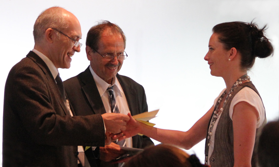 Rebecca KENNGOTT, winner of the Otto Zietzschmann Prize 2009, receives her award at the occasion of the 
						XXVIIIth EAVA Congress in Paris (July 2010)