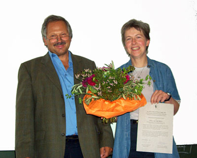 PD Dr. sc. agr. Katja Prelle receives the Otto Zietzschmann Prize 2002 from Prof. F. Sinowatz