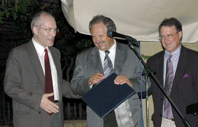 Prof. Dr. Dr. Fred SINOWATZ receives the Otto Zietzschmann Prize 2003 
							from Prof. P. Simoens and Prof. L. Freeman