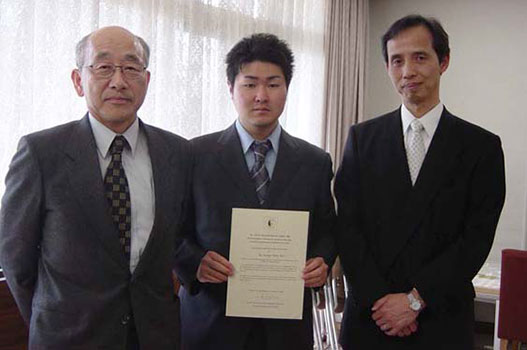 Dr. Tatsuya TADA received the Otto Zietzschmann Prize 2007 from 
							Dr. Tsukasa Matsud and Prof. Katsuhiro Fukuta