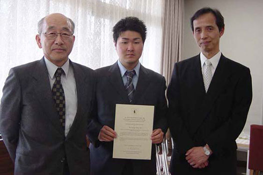 Dr. Tatsuya TADA received the Otto Zietzschmann Prize 2007 from 
							Dr. Tsukasa Matsud and Prof. Katsuhiro Fukuta