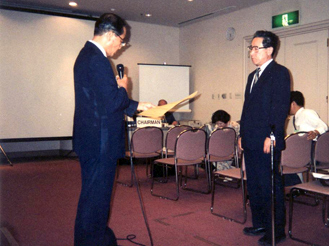 Dr. T. Tiba (right) receives the first Otto Zietzschmann Prize from Prof. T. Nishida (Vice President of WAVA)